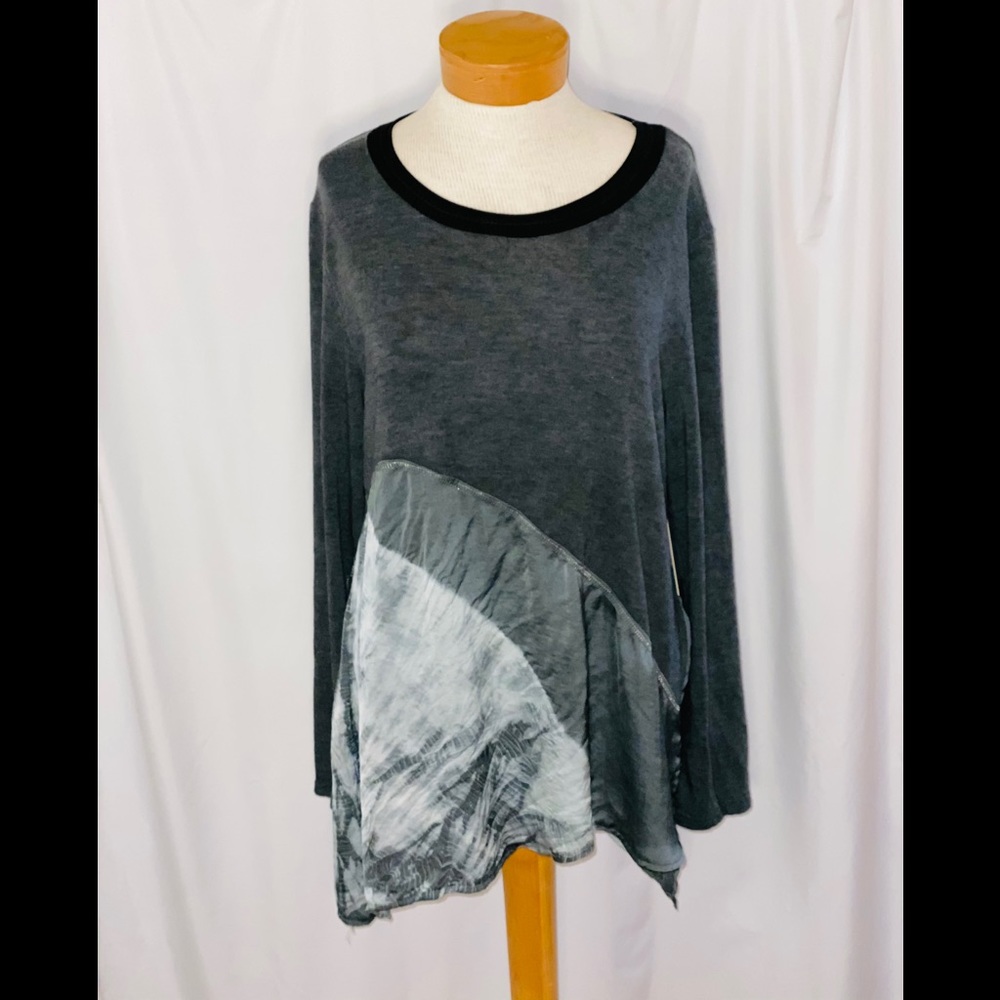 Flew de Lis Mixed media shark bite top